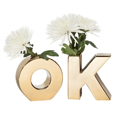 Two gold letter vases show the letters “o” and “k,” each holding a stem of white flowers. These typography vases are perfect for holding DIY stems of paper flowers for long-lasting home decor.