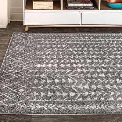 Ziri 4' x 6' Grey and Cream Synthetic Moroccan Area Rug