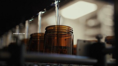 Sweet Water Decor Soy Candle - Thumbnail 3