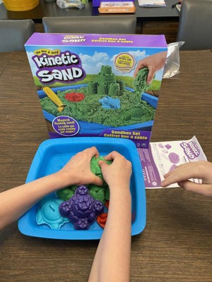 Kinetic Sand Sandbox Set, 1lb Green Play Sand, Sandbox Storage, 4 Molds and  Tools, Sensory Toys, for Kids Ages 3+
