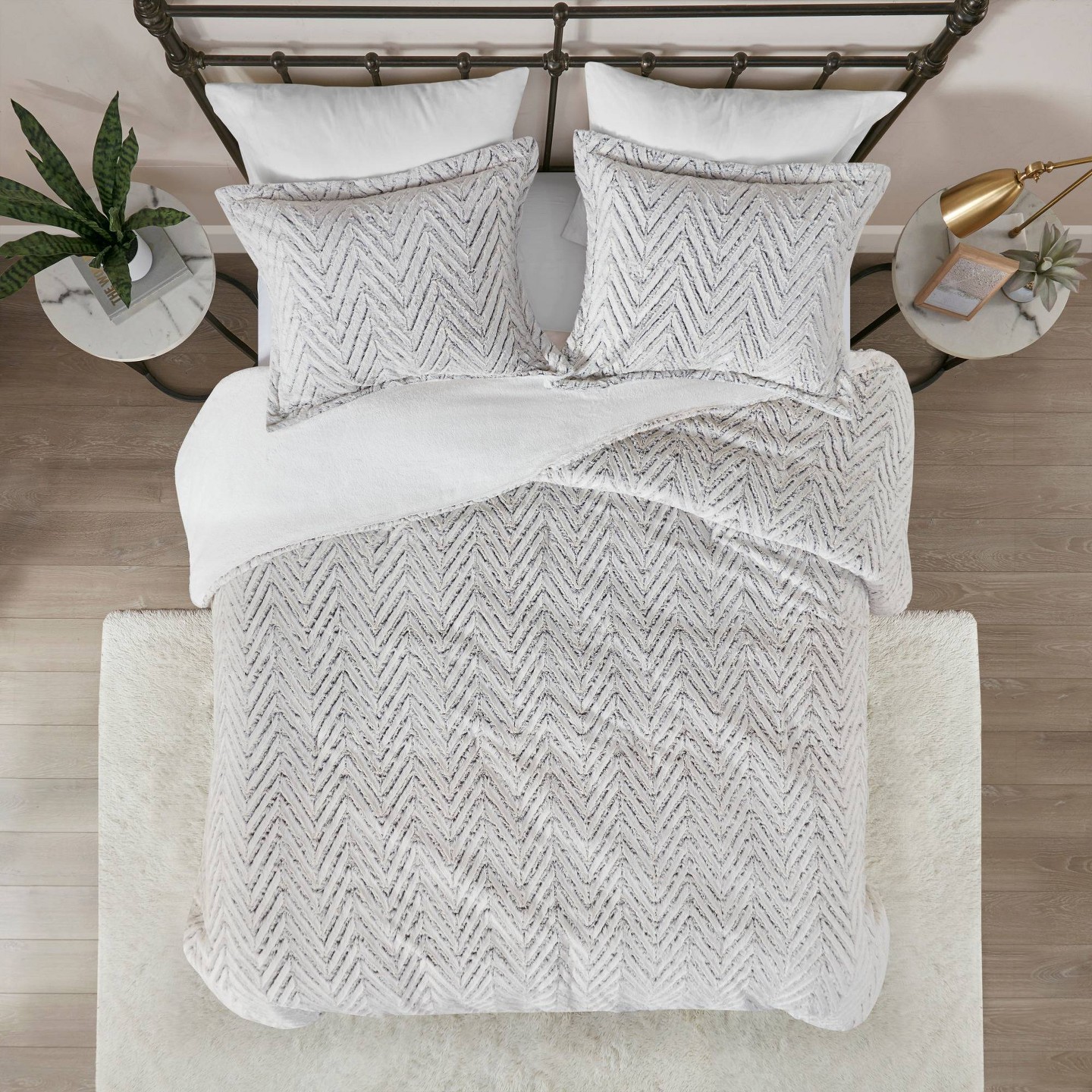 Комплект с одеялом Madison Park Ivory Aurora Plush Down Alternative Comforter Set King/California King, Geometric Pattern, Oeko-Tex Certified, цвет: Слоновая кость — фото 3