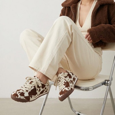 Женские кроссовки CUSHIONAIRE Techno Women’s Vegan Cow Print Calf-Hair Lace-Up Sneakers with Memory Foam Comfort, Brown 8.5 — фото 6