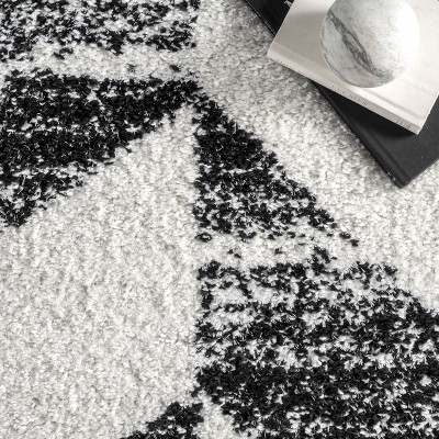 4' x 6' Black and White Reversible Shag Area Rug