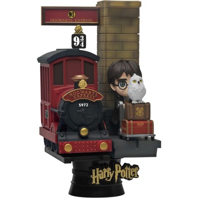 Harry Potter Platform 9 3/4 Diorama with Hedwig and Luggage