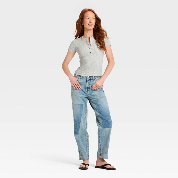 Camisa henley de mujer de manga corta con abertura en el cuello - Universal Thread™ 3