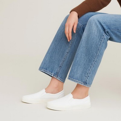 Женские кроссовки CUSHIONAIRE Fulton Womens Slip On Sneakers, Lightweight Comfortable Casual Sneakers for Women with Memory Foam, WHITE 9 — фото 5