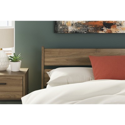 Deanlow Full Honey Brown Wood Platform Bed