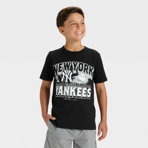 Boys' New York Yankees Oversized Short Sleeve Graphic T-Shirt - Black - 1 of 4