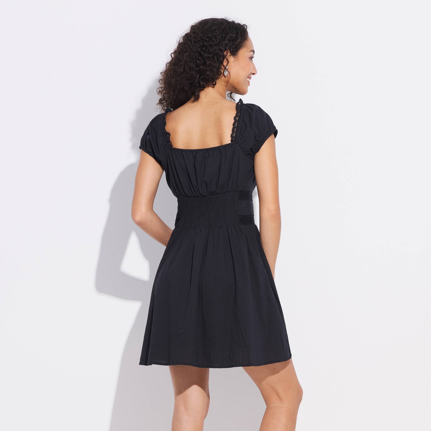 Женское платье Wild Fable Puff Cap Sleeve Lace Trim Mini, цвет: Чёрный — фото 2