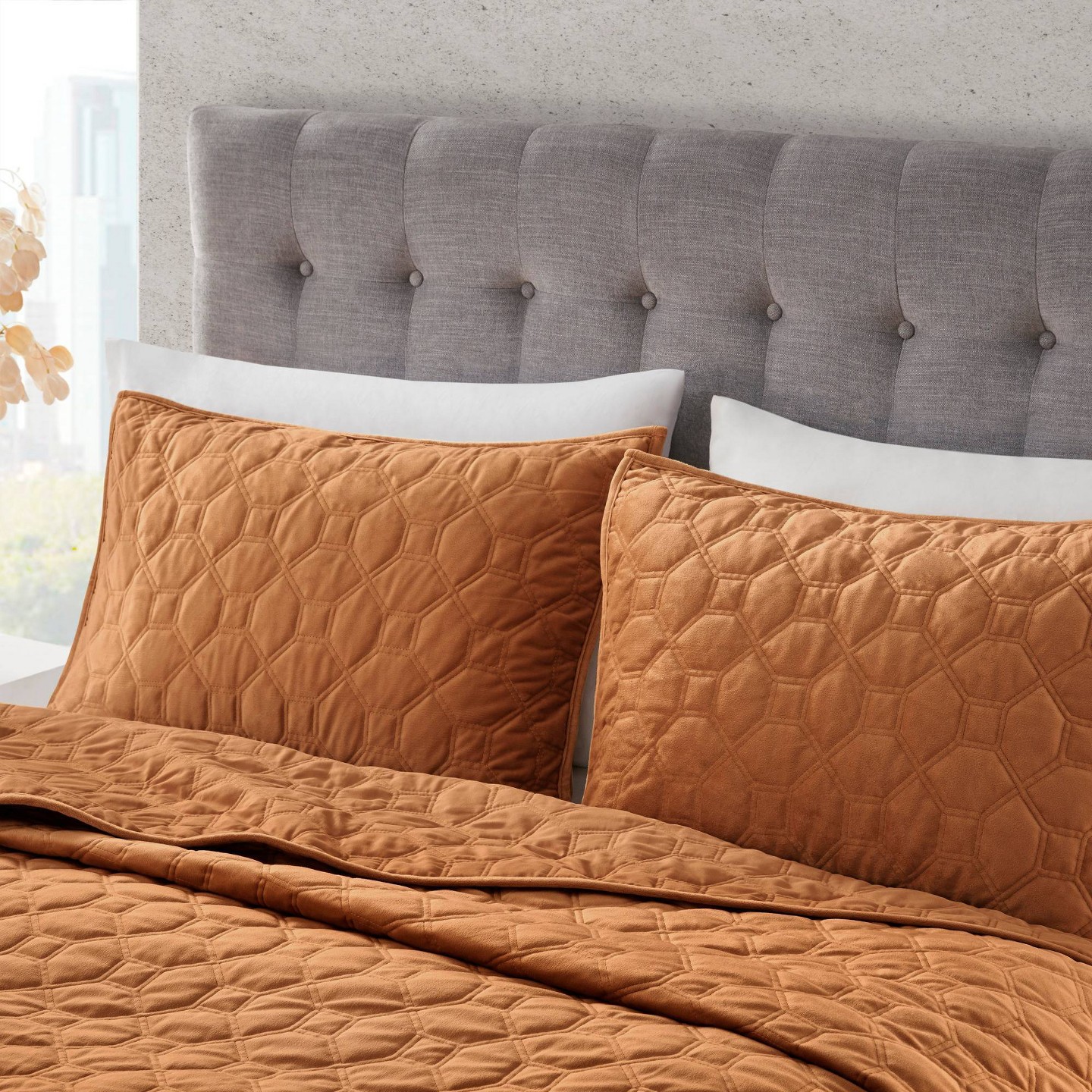Комплект с покрывалом Madison Park 3pc Full/Queen Mercer Faux Velvet Reversible Coverlet Set Rust: Midweight Solid Bedding with 2 Shams — фото 3