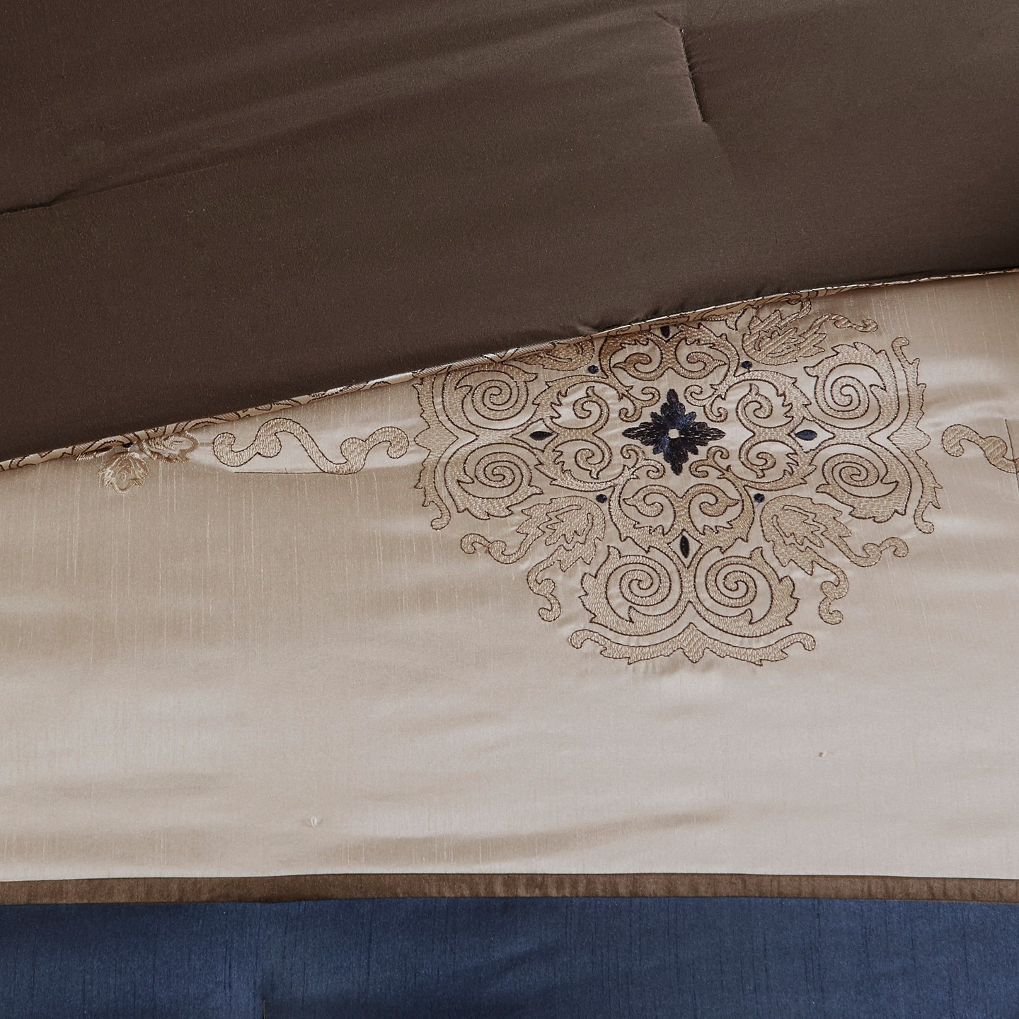 Постельное бельё Regency Heights 24 Pcs Riab Faux Silk Luxury Bedding Set, Classic Palace Style Medallion Jacquard Premium Bed Set with Pillows, Bedskirt and Valances, Navy, цвет: Тёмно-синий — фото 7