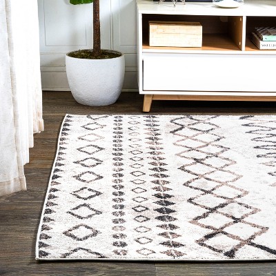Ivory and Brown Reversible Diamond Synthetic Area Rug 5x8
