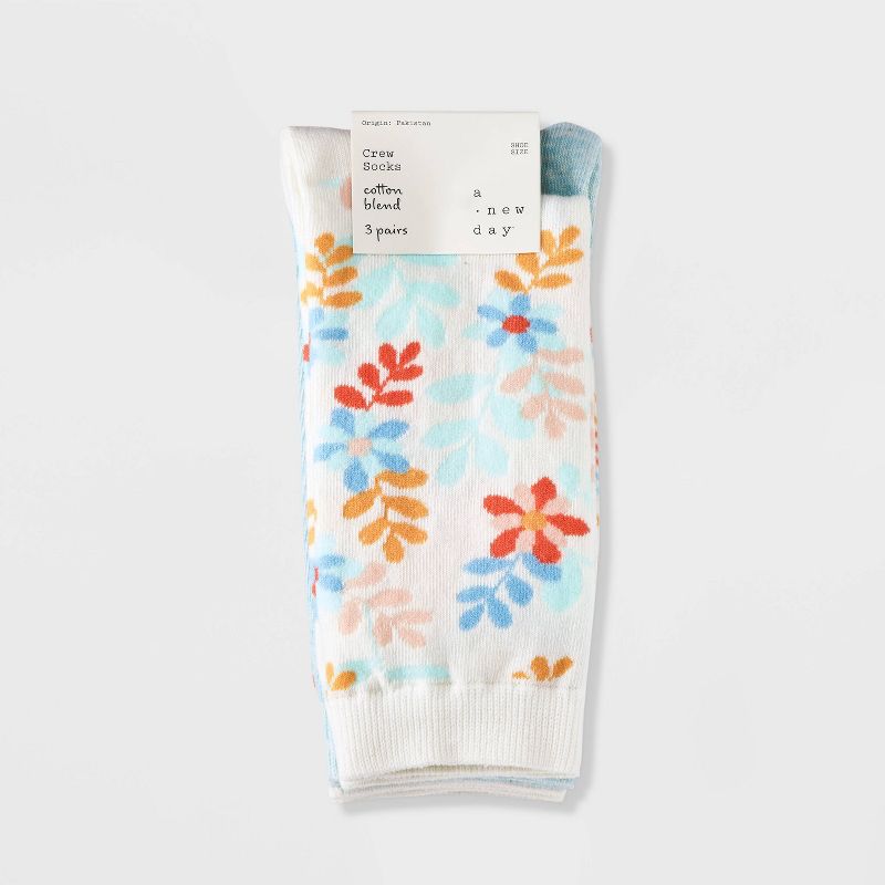 Women&#39;s 3pk Summer Floral Socks - A New Day&#8482; Ivory/Light Blue/Peach 4-10, 3 of 5