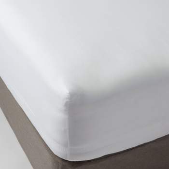 Queen 300 Thread Count Ultra Soft Fitted Sheet White - Threshold™