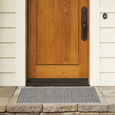 Courtyard Grey/Black Synthetic Round Indoor/Outdoor Rug - 24" Diameter