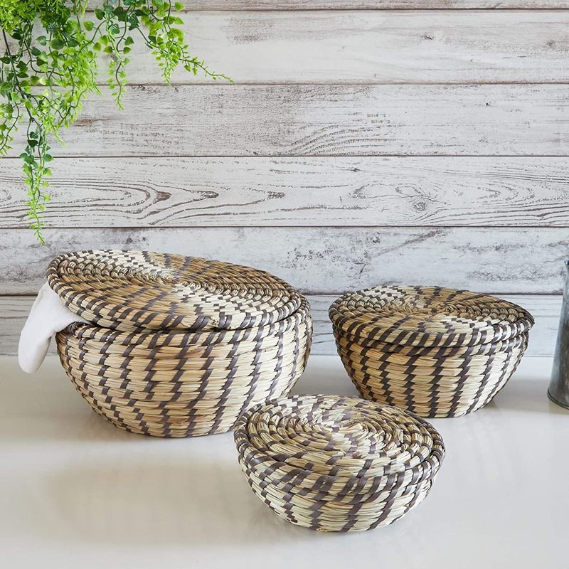 Juvale Decorative Seagrass Storage Baskets for Organizing, Round Woven Baskets in 3 Sizes with Lids, 3 Piece Set, 3 of 9