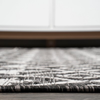 Handmade Rectangular Black/Ivory Diamond Synthetic Area Rug