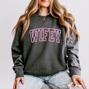 Simply Sage Market Embroidered Wifey Arched Varsity Lightweight Garment Dyed Sweatshirt - 1 of 4