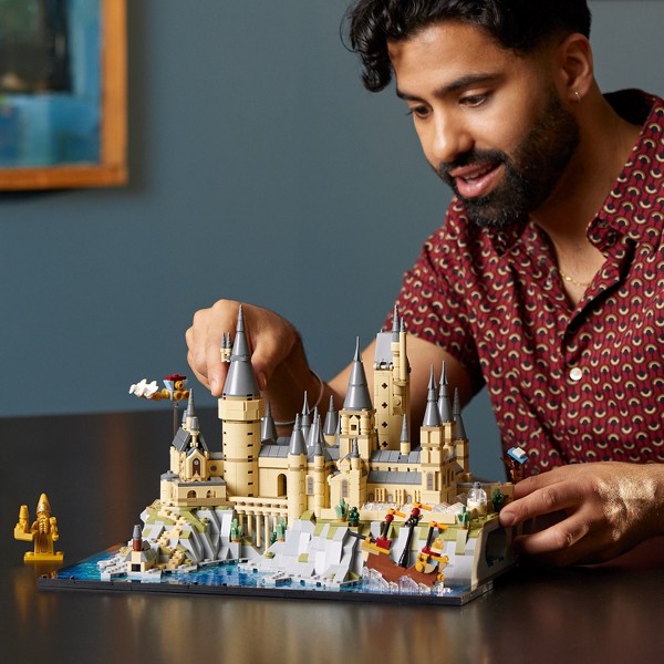 LEGO Harry Potter Castillo de Hogwarts y Terrenos Set de Construcción Mágico 76419 6