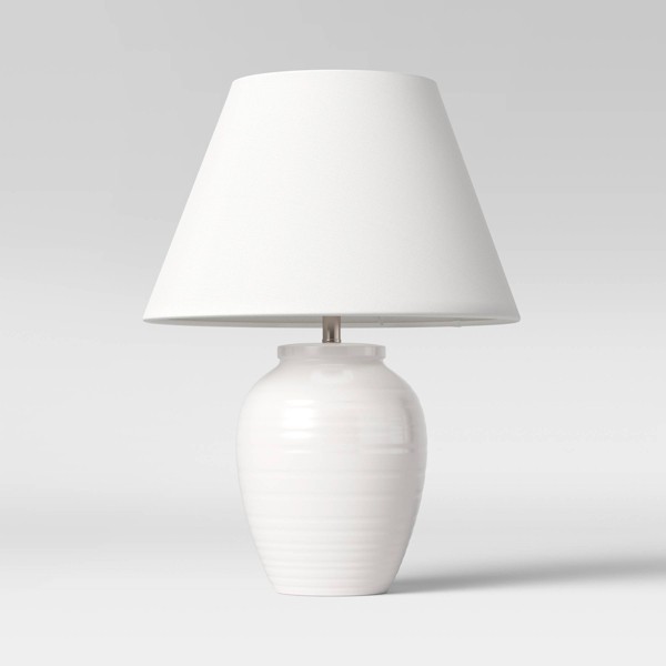 Lámpara de mesa de cerámica torneada de 16.5"x13", blanca - Threshold™: Acento moderno, pantalla de lino, sin necesidad de ensamblaje 2