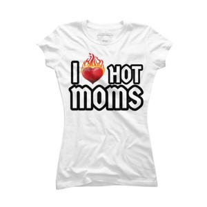 Junior's Design By Humans I Love Hot Moms Heart By Metavera T-Shirt - 1 of 2