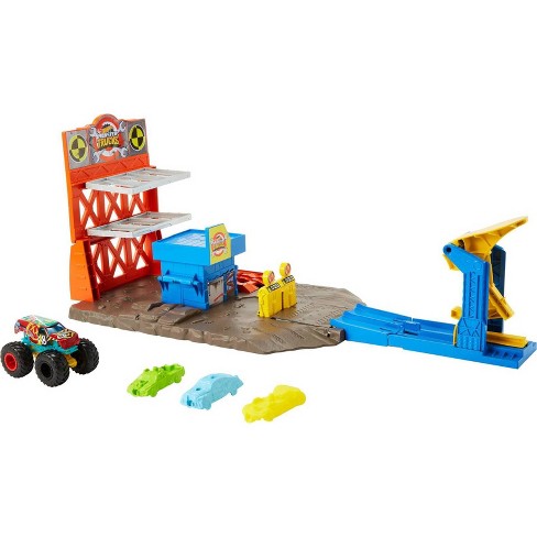  Hot Wheels Monster Trucks Arena Smashers Bone Shaker Ultimate  Crush Yard Playset, Includes 1 Exclusive Bone Shaker & 3 Crushable Cars :  Toys & Games