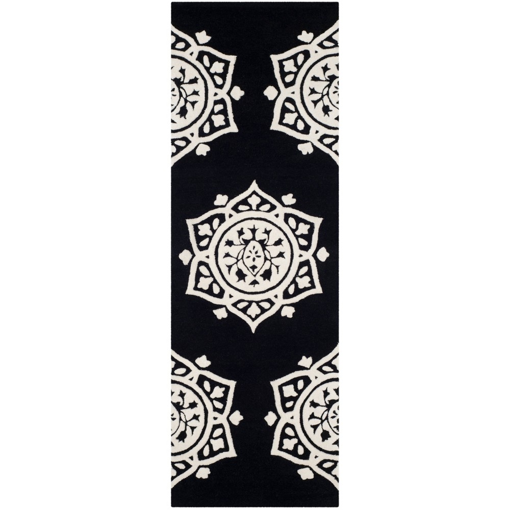 2'3inx7' Runner Medallion Tufted Black/Ivory - Safavieh