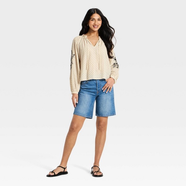 Blusa con mangas obispo largas, bordados y escote en V para mujer - Universal Thread™ 3
