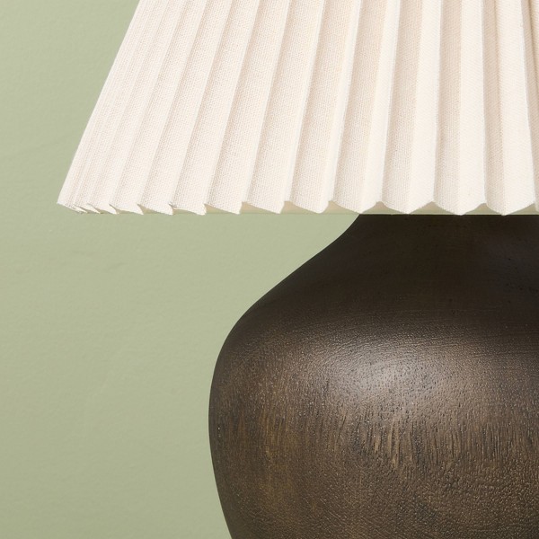 Lámpara de mesa de madera oscura con pantalla plisada - Hearth & Hand™ with Magnolia 4
