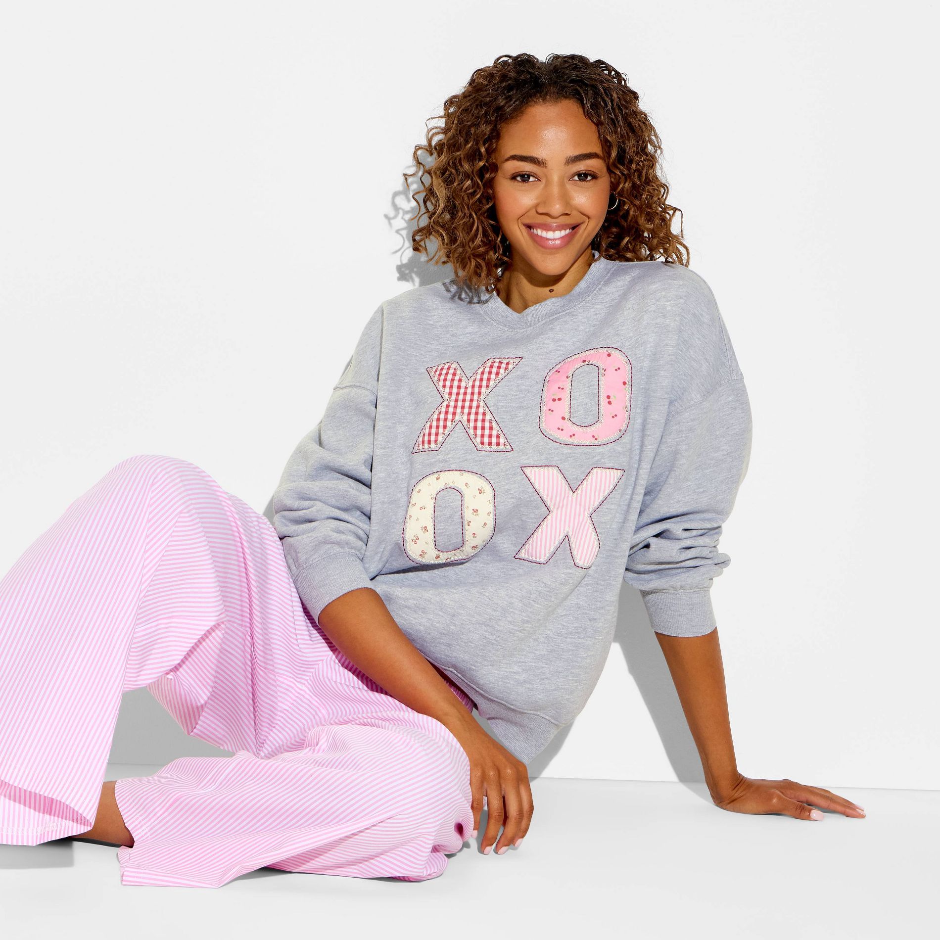 Women's XOXO Fleece Graphic Pullover Sweatshirt - Light Gray