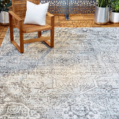 Sofia Fleur Gray Medallion Synthetic Indoor/Outdoor Rug 7'9" x 10'2"