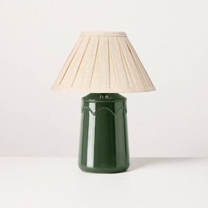 Lámpara de mesa de cerámica verde con pantalla plisada - Hearth & Hand™ with Magnolia
