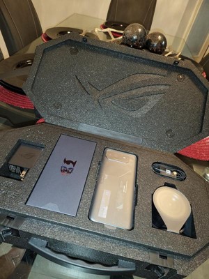 This Asus ROG Phone 6 Batman Edition is available for just £550 from Asus  right now