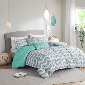 Sapphtopaz Bedding Comforter Set Reversible Chevron Print Quilt Set with Printed Pleats Decoration Throw Pillow - 1 of 4