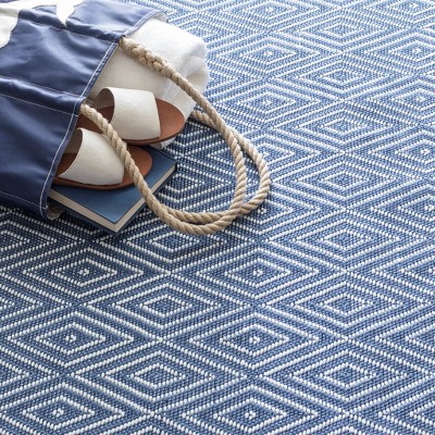 Diamond Denim and White 4' x 6' Handwoven Indoor/Outdoor Rug