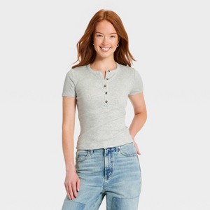 Camisa Henley de Cuello Dividido y Manga Corta para Mujer - Universal Thread™