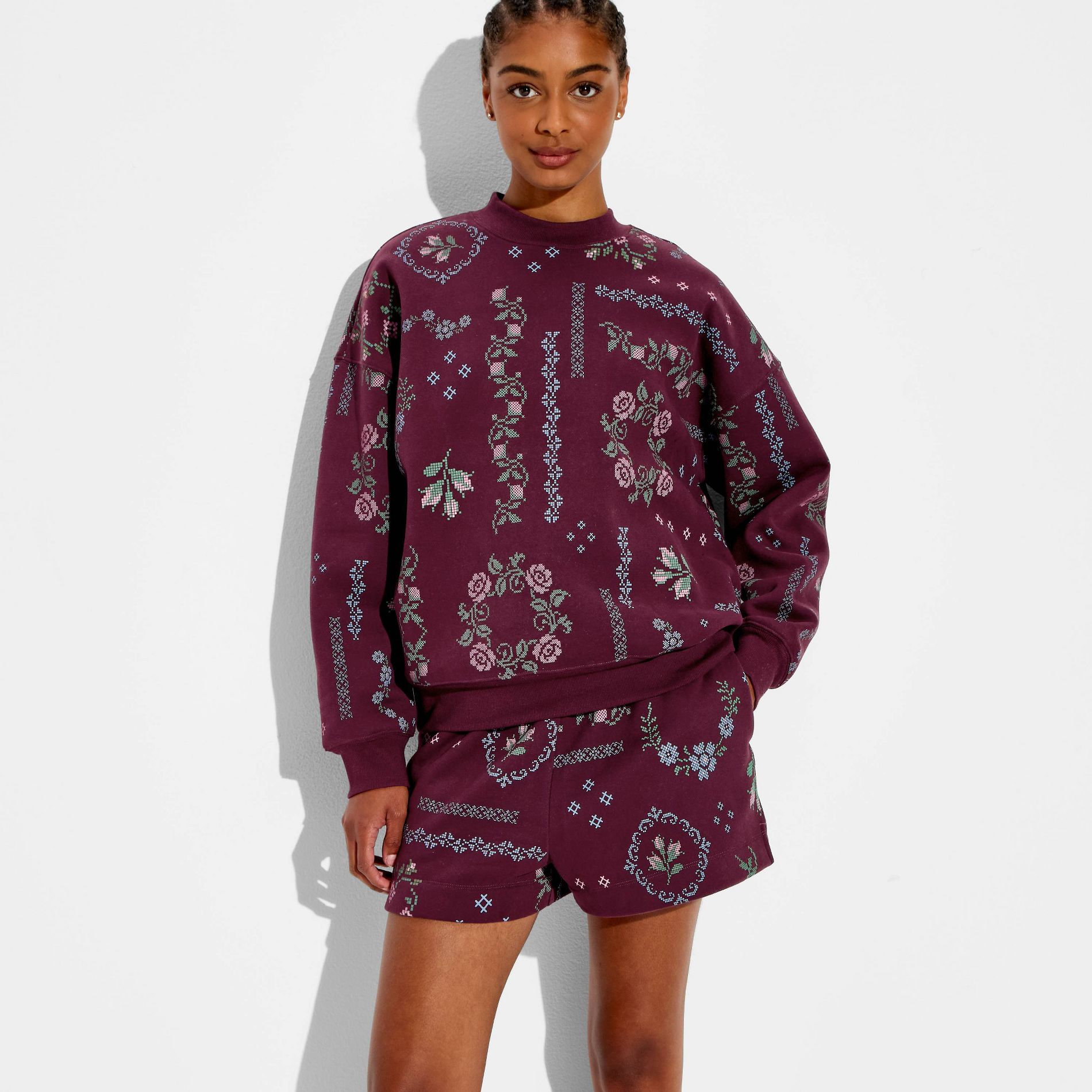 Women's Embroidery Fleece Mockneck Sweatshirt - Burgundy