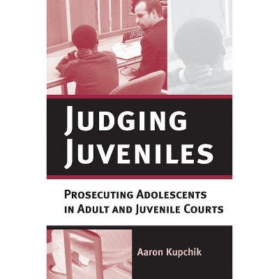Judging Juveniles - (New Perspectives in Crime, Deviance, and Law) Annotated by  Aaron Kupchik (Paperback)
