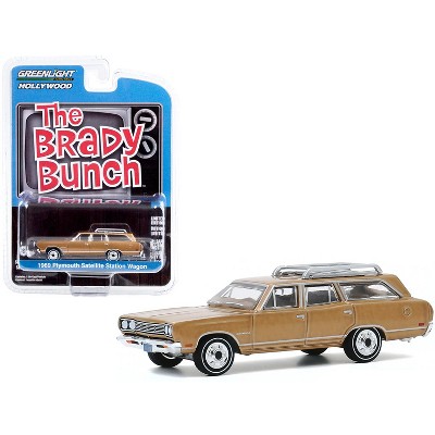 1969 Plymouth Satellite Station Wagon Gold (Carol Brady's) "The Brady Bunch" (1969-1974) TV Series "Hollywood Series" 1/64 Diecast Model by Greenlight