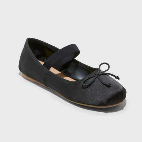 Black ballet flats target new arrivals