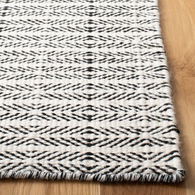 Handmade Black and Ivory Wool Tufted Rectangular Area Rug, 4' x 6'