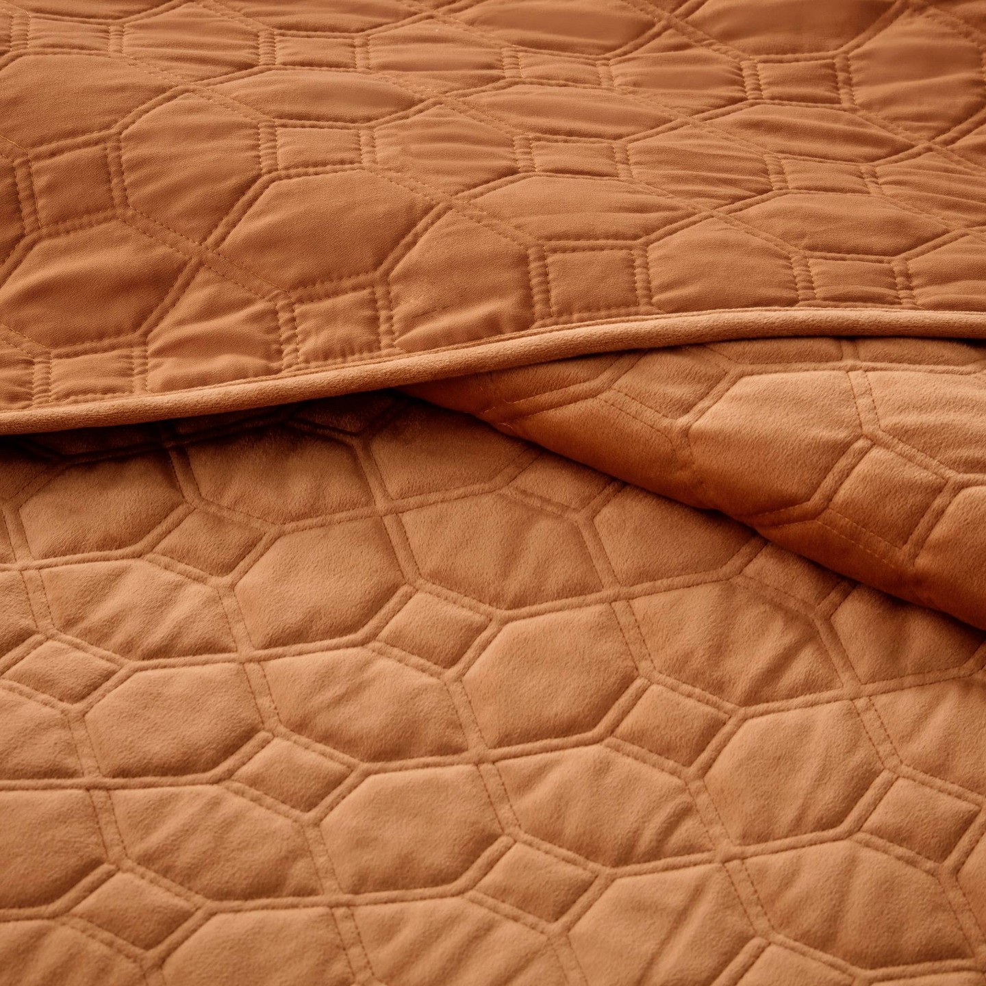 Комплект с покрывалом Madison Park 3pc Full/Queen Mercer Faux Velvet Reversible Coverlet Set Rust: Midweight Solid Bedding with 2 Shams — фото 5