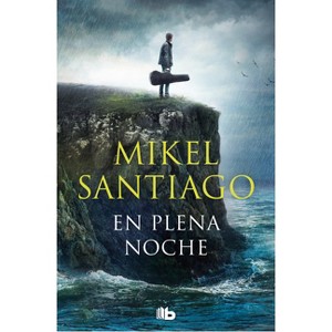 En Plena Noche / In the Middle of the Night - (Trilogía de Illumbe) by  Mikel Santiago (Paperback) - 1 of 1