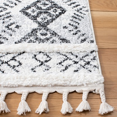 Gray Diamond Shag Round Braided Synthetic Rug