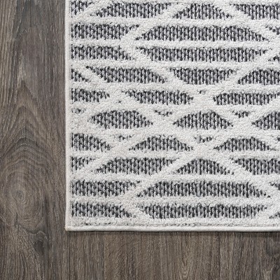 Easy-Care Ivory Diamond Synthetic 5' x 8' Area Rug