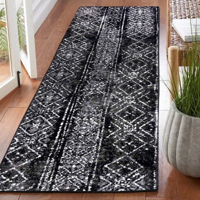 Chic Adirondack Black & Silver Geometric Synthetic Area Rug - 2'6" x 4'
