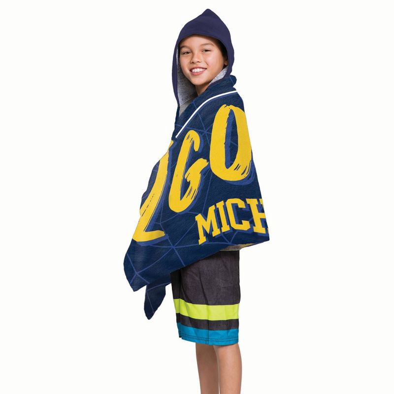 22&#34;x51&#34; NCAA Michigan Wolverines Hooded Youth Beach Towel, 2 of 4