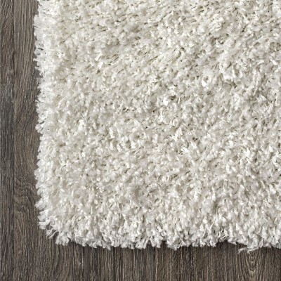 Luxurious White 5' x 8' Plush Shag Area Rug with Tassels