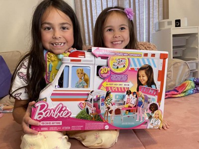 Barbie - Dottoressa Clinica di Pronto Soccorso, con capelli scuri, 4 aree  da gioco ed oltre 30 pezzi inclusi, per bambini 3+ anni - Toys Center