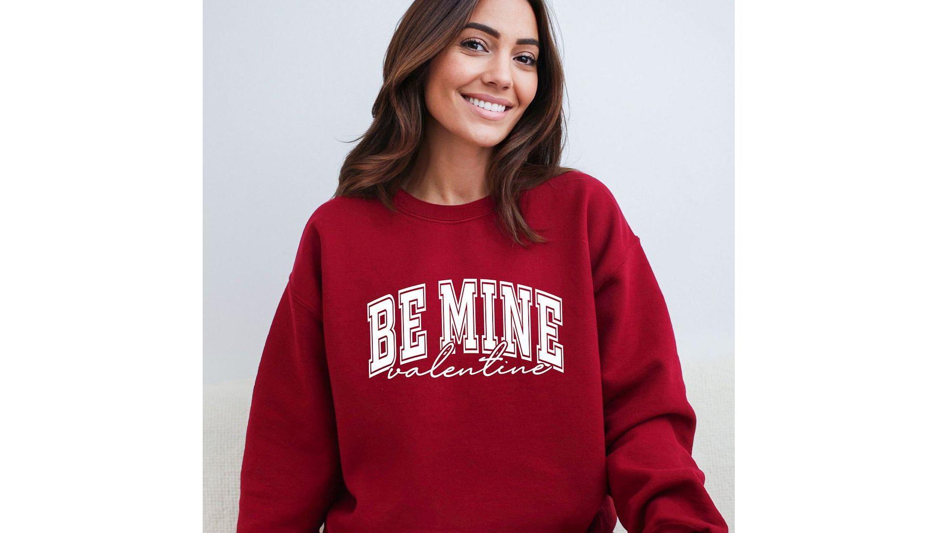 Simply Sage Market Women's Graphic Sweatshirt Be Mine Valentine Varsity - M - Cardinal